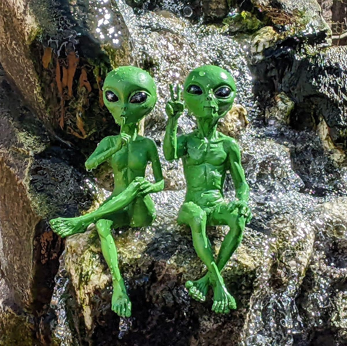 Alien Invasion Ledge Loungers “Peace & Quiet” 10″ H UFO Extraterrestrial Garden Alien Statues Figurine Set – Cosmic Green